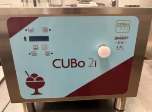 A close up of a machine.